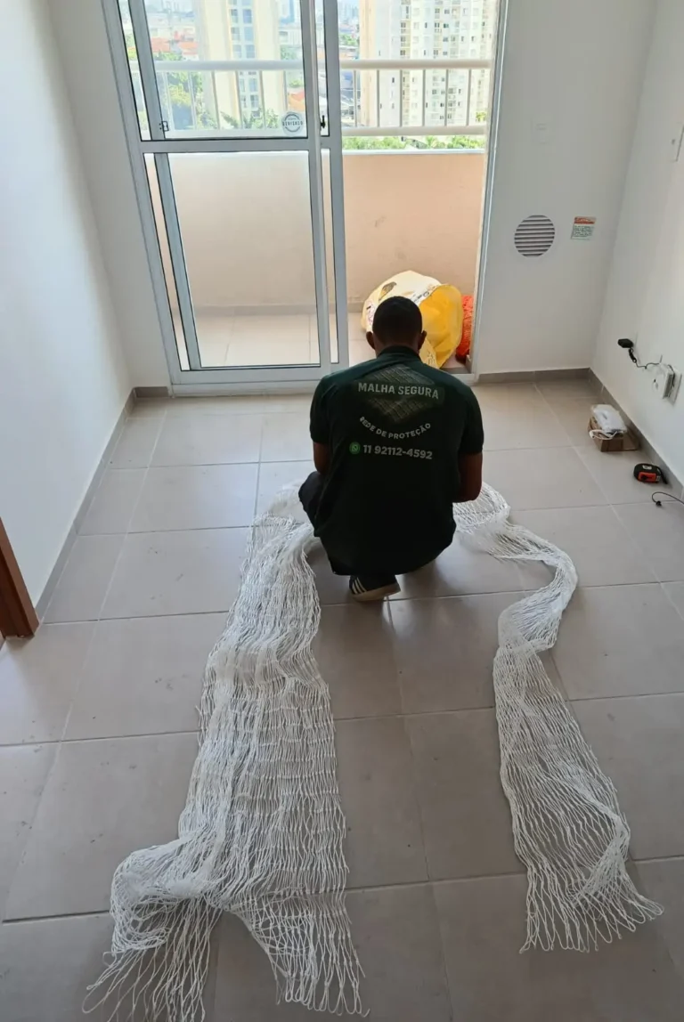 Equipe de instaladores de rede de proteção da Malha Segura na Zona Leste de São Paulo SP.