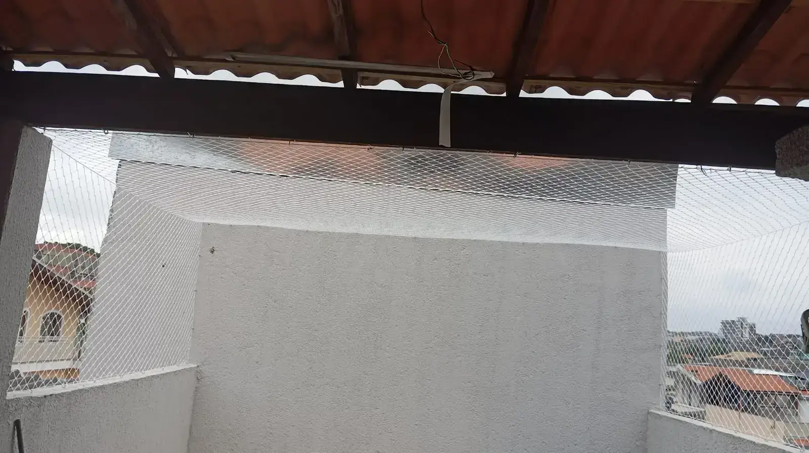 Rede de proteção para gatos instalada em quintal em São Paulo