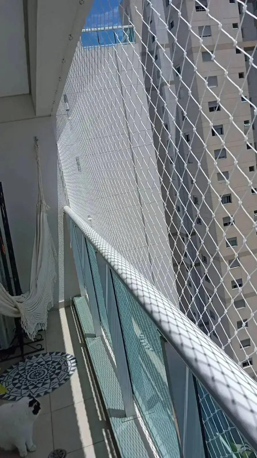 Rede de proteção para gatos instalada em janela de apartamento em São Paulo