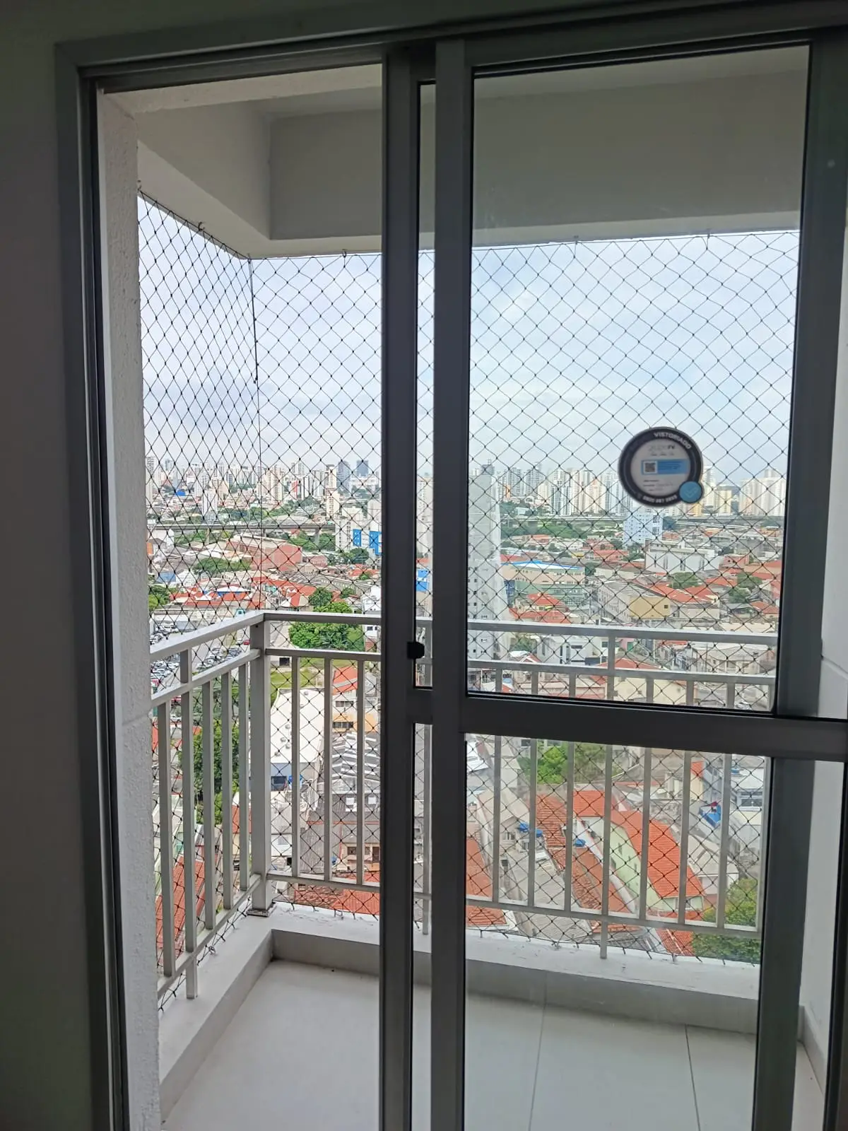 Instalação de rede de proteção realizada pela Malha Segura na Zona Leste de São Paulo.