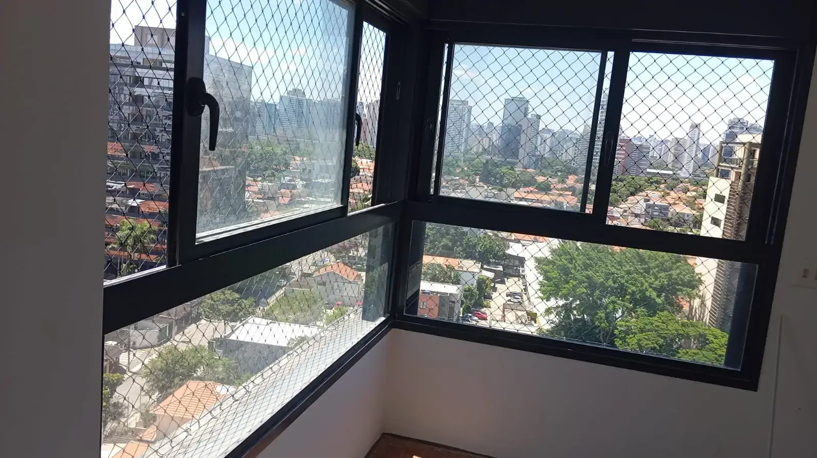 Rede de proteção para gatos instalada em janela de apartamento em São Paulo