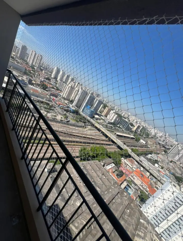 Rede de proteção instalada em sacada de apartamento em São Paulo