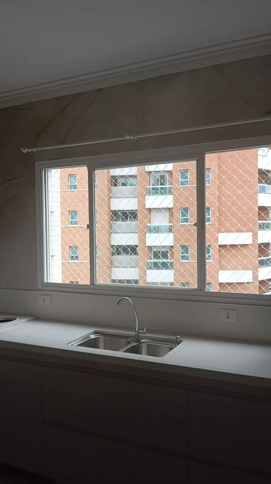 Rede de proteção para gatos instalada em janela de apartamento em Perdizes São Paulo