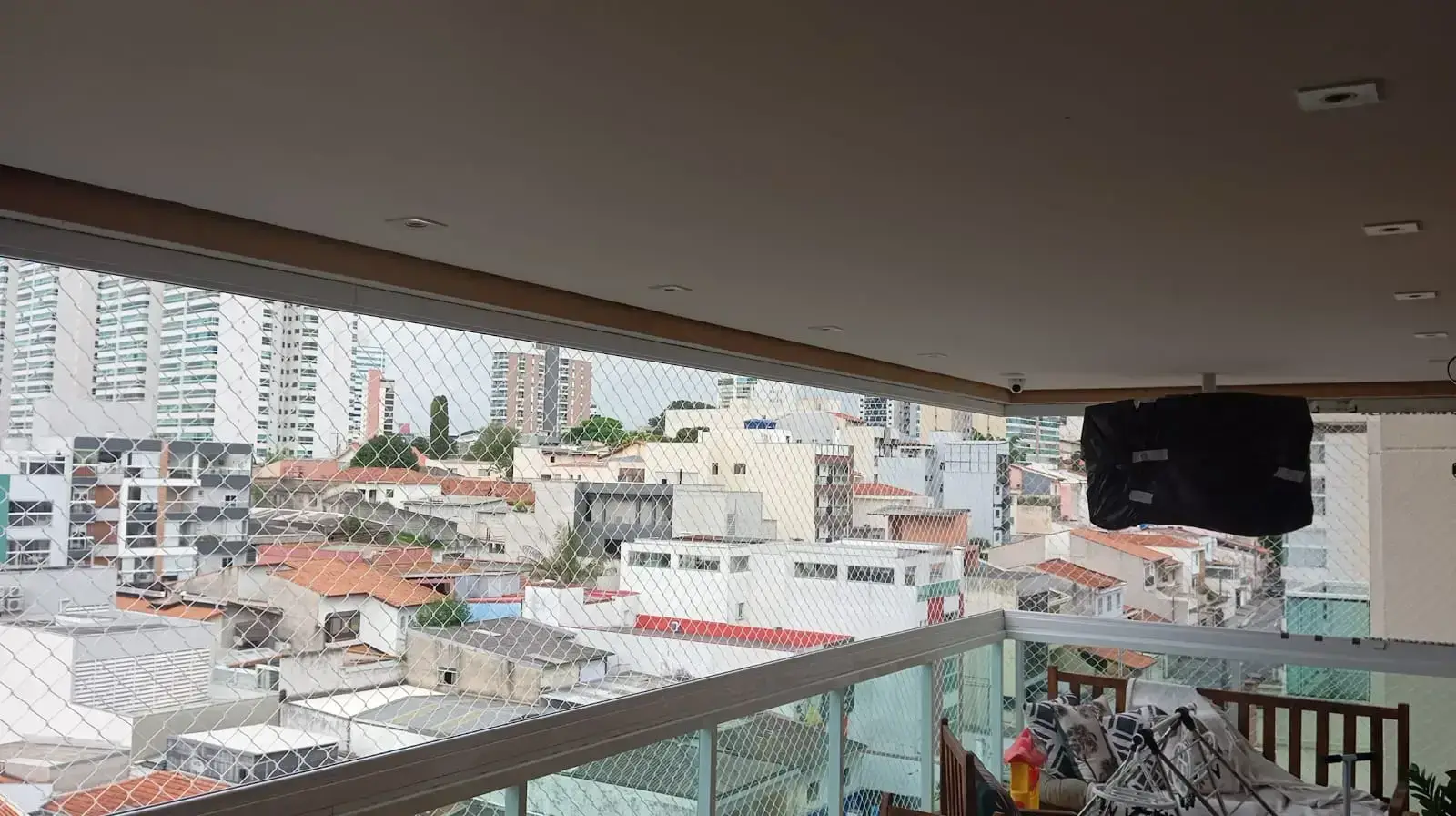 Tela de proteção instalada em sacada de apartamento em São Paulo