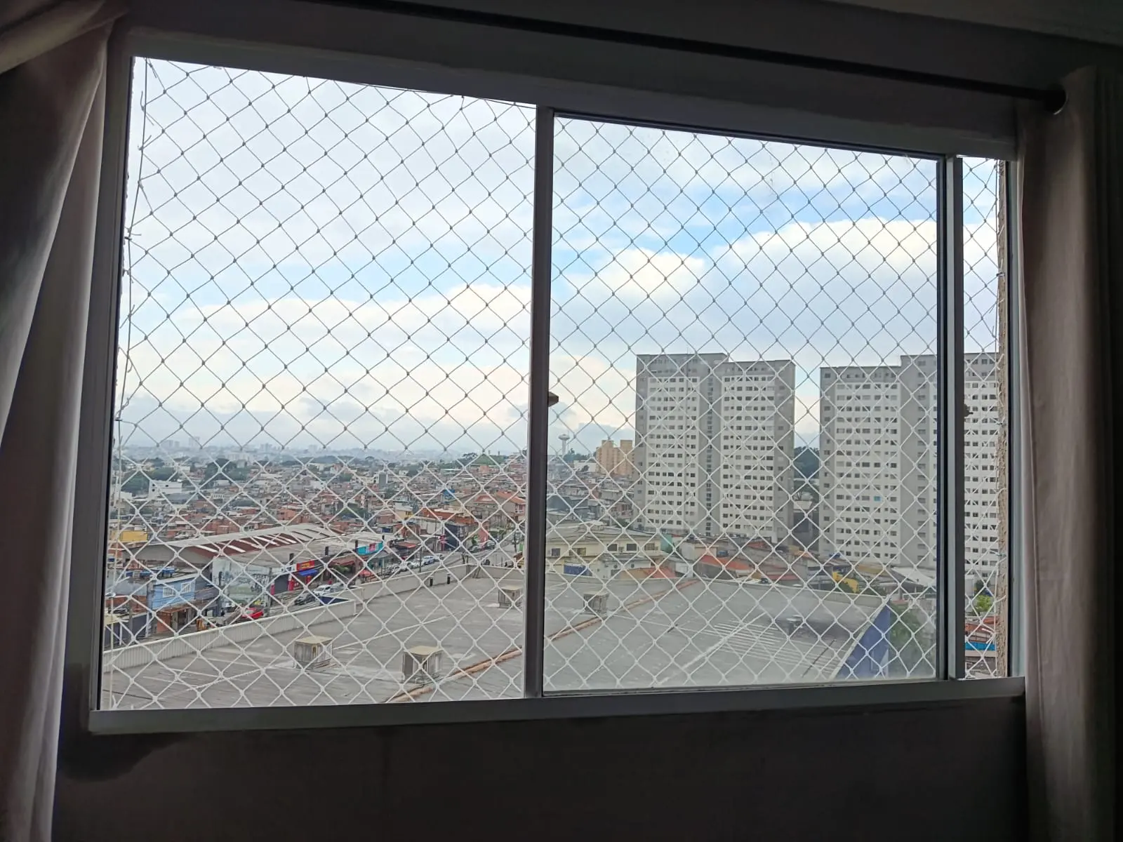 Instalação de rede de proteção em janela de apartamento em Ermelino Matarazzo, Zona Leste de SP.