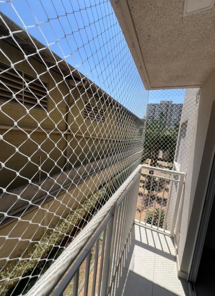 Rede de proteção instalada em sacada na Vila Guilherme, São Paulo