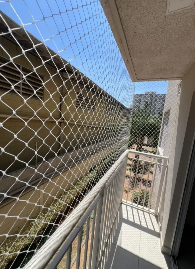 Rede de proteção instalada em sacada na Vila Guilherme, São Paulo
