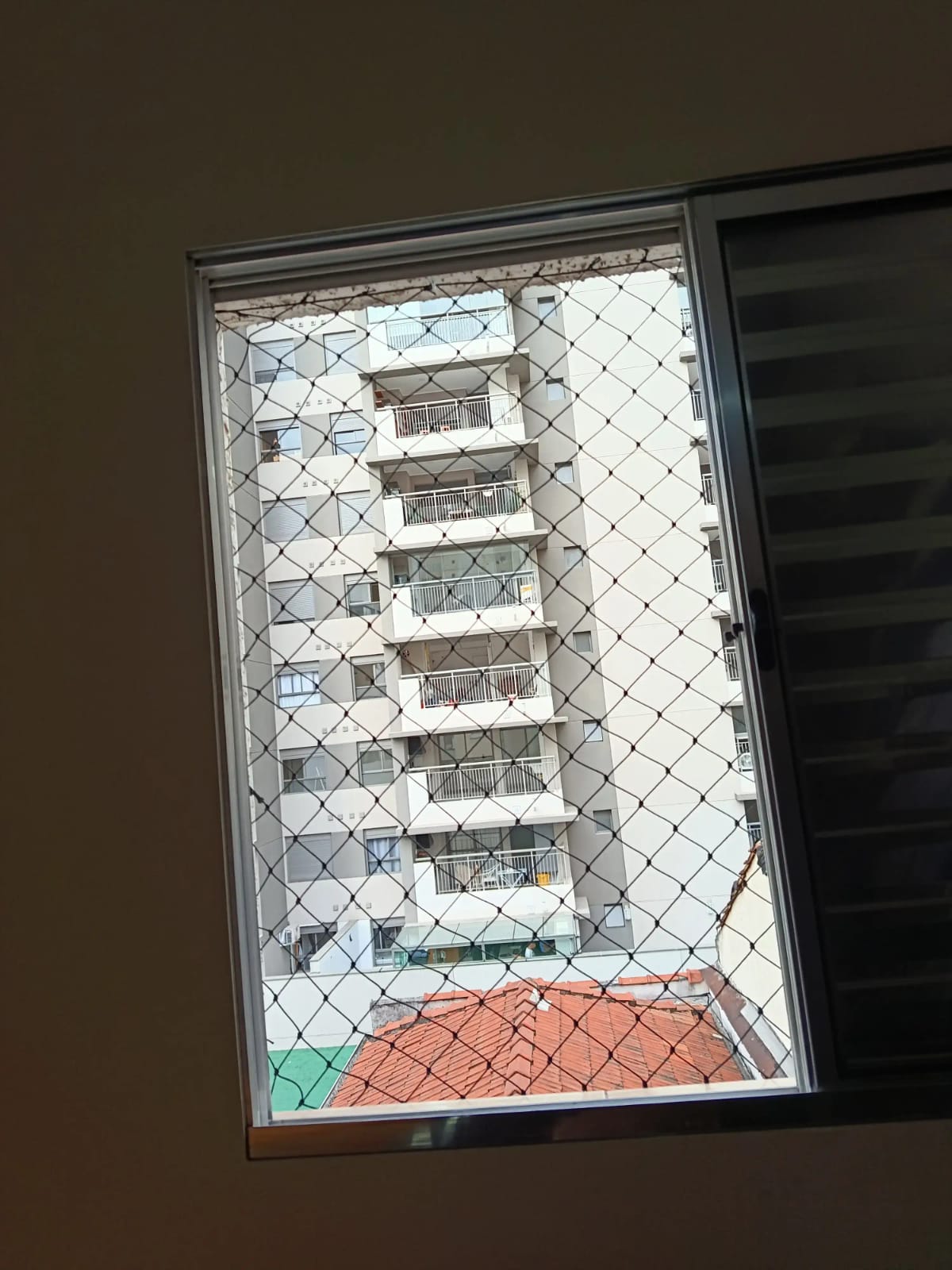 Rede de proteção instalada em janela de apartamento no Ipiranga, São Paulo