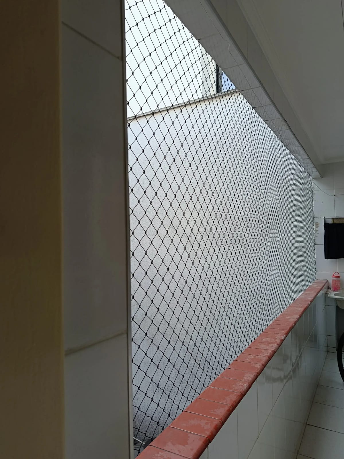 Rede de proteção instalada em sacada de apartamento no Ipiranga, São Paulo